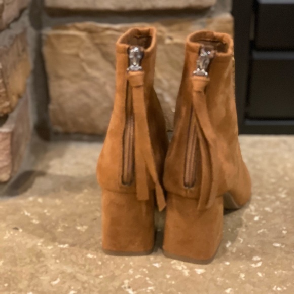 Great Tan Suede Ankle Boots Size 6.5 like new small block heel - Picture 6 of 7